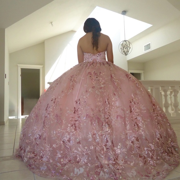 Elegant pink quinceñera dress